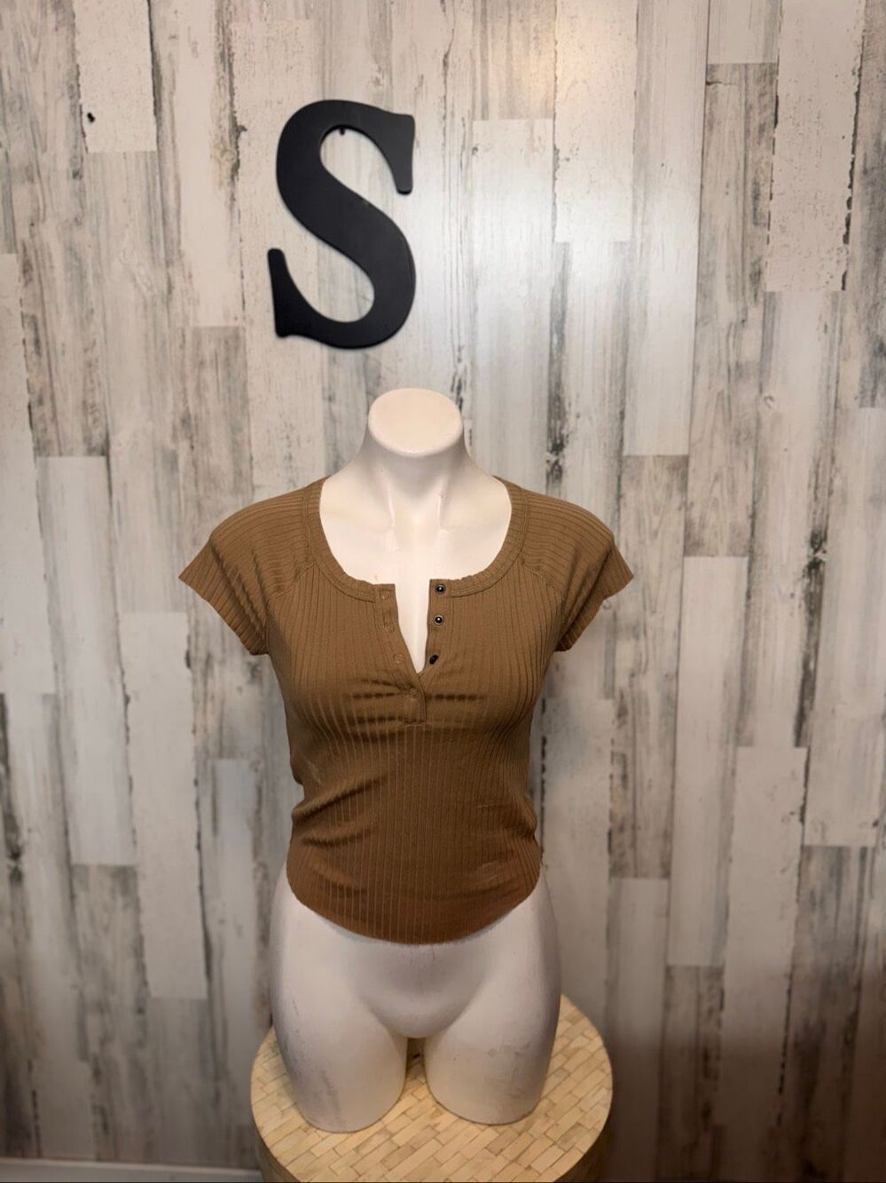 American Eagle Tan Brown Ribbed Henley Short Sleeve Crop Top Womens Small Button